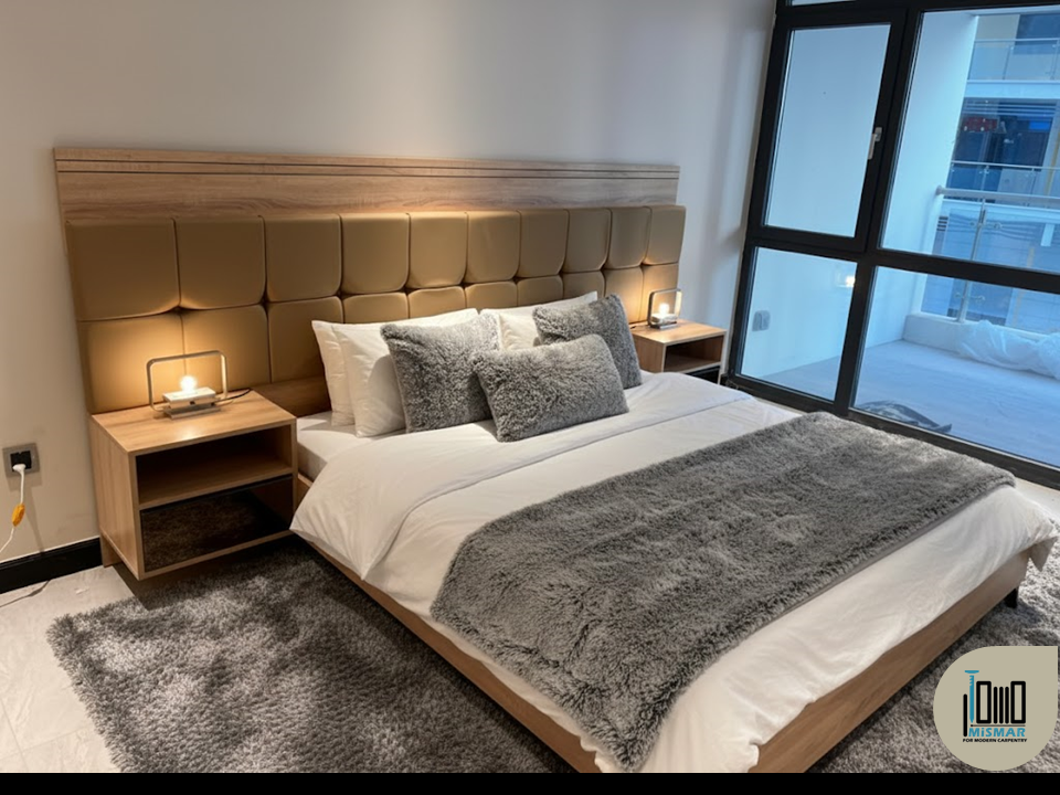 غرفة نوم خشبية بتصميم خشبي وألوان هادئة